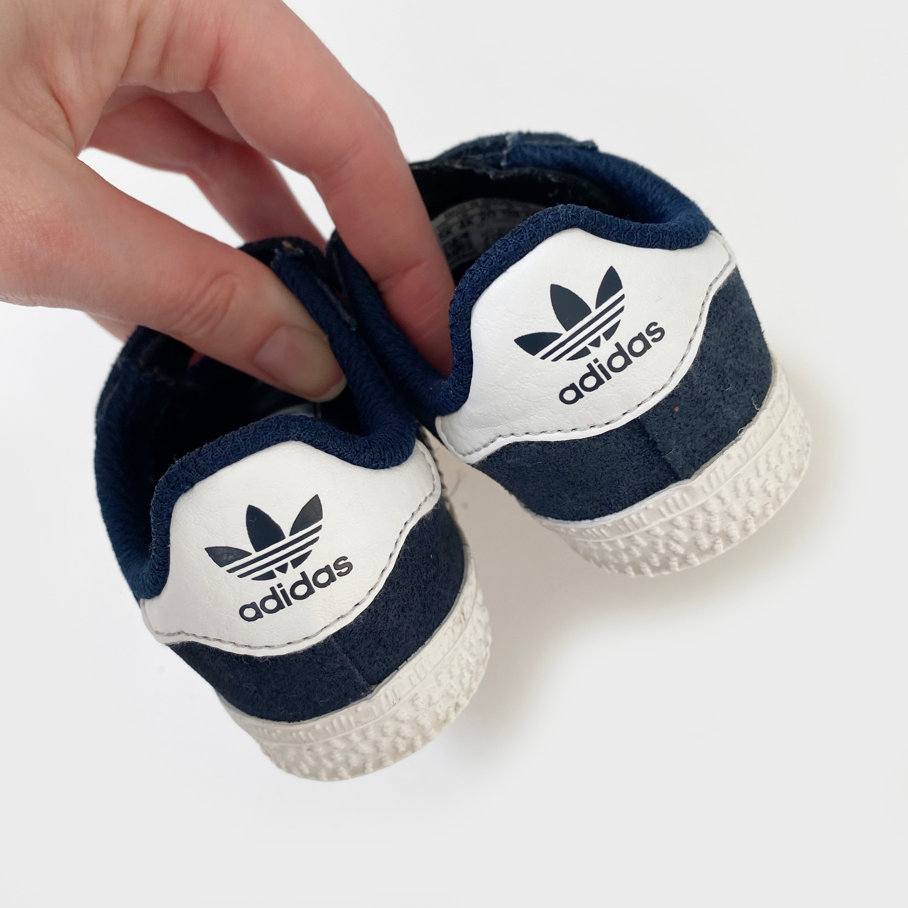 Size 4 adidas online gazelle